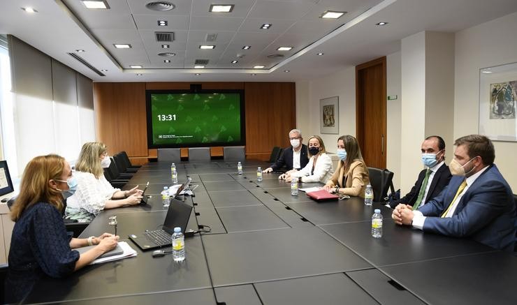 A presidenta de Adif, María Luisa Domínguez, a conselleira de Infraestruturas e Mobilidade, Ethel Vázquez, e a alcaladesa de Lugo, Lara Méndez nunha reunión sobre a estación intermodal. ADIF / Europa Press