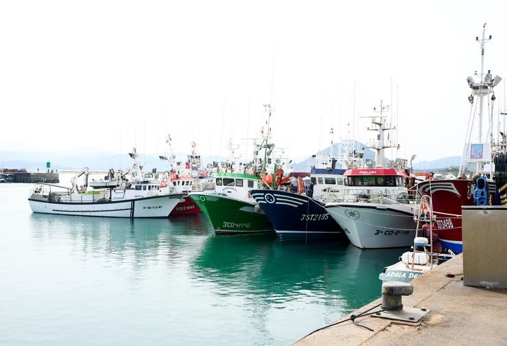 Barcos amarrados no porto de Santoña, a 25 de marzo de 2022, en Santoña, Cantabria (España). Os pescadores de cerco do Cantábrico decidiron que sairán a faenar o próximo 28 de marzo, en vista de que «o resto de frotas seguen na ma. Juan Manuel Serrano Arce - Europa Press - Arquivo / Europa Press