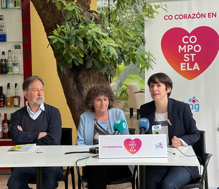 Presentación da candidatura de Goretti Sanmartín en Santiago de Compostela, xunto a Suso de Toro e a portavoz nacional do BNG, Ana Pontón 