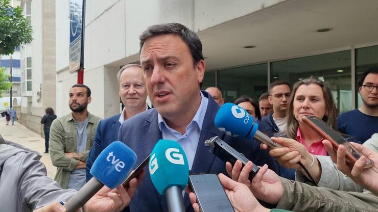 O secretario xeral do PSdeG, Valentín González Formoso, nunha visita a Ourense acompañado do líder provincial do partido, Rafael Rodríguez Villarino / PSdeG.