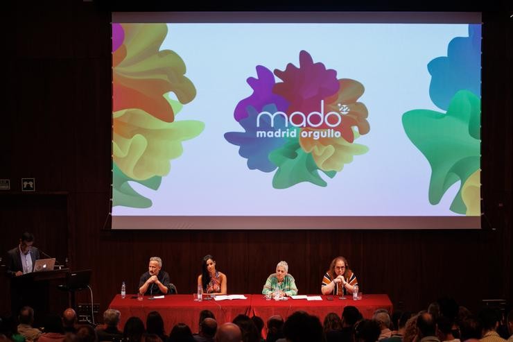 (I-D) O presidente de Aegal, Alfonso Llopart; a vicealcaldesa de Madrid, Begoña Villacís; a presidenta de FELGTBI+, Uge Sangil e  a presidenta de COGAM, Carmen García, durante a presentación da programación oficial MADO 2022.. Alejandro Martínez Vélez - Europa Press 