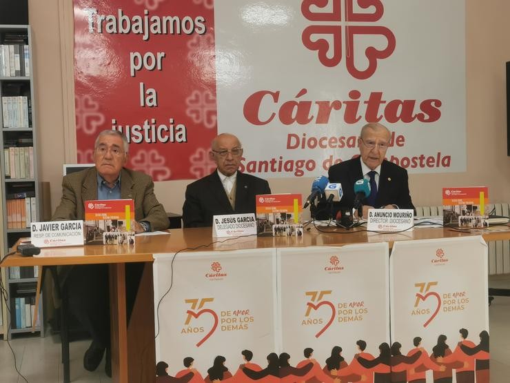 O responsable de Comunicación de Cáritas Santiago, Javier García, o delegado diocesano, Jesús García, e o director diocesano, Anuncio Mouriño, presentan a memoria anual do 2021. / Europa Press