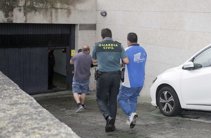 Chegada aos xulgados de Vigo de varios dos detidos nun macrooperativo contra unha armazón supostamente encargada da construción de 