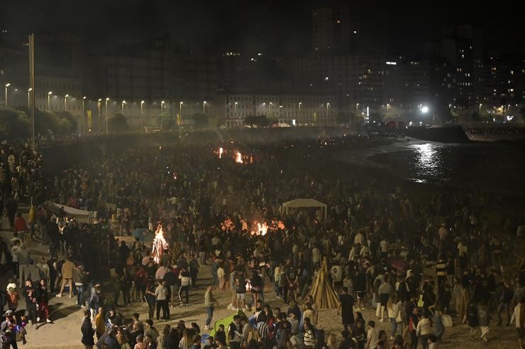 Centenares de persoas na Noite de San Juan, a 23 de xuño de 2022, na Coruña.. M. Dylan - Europa Press 