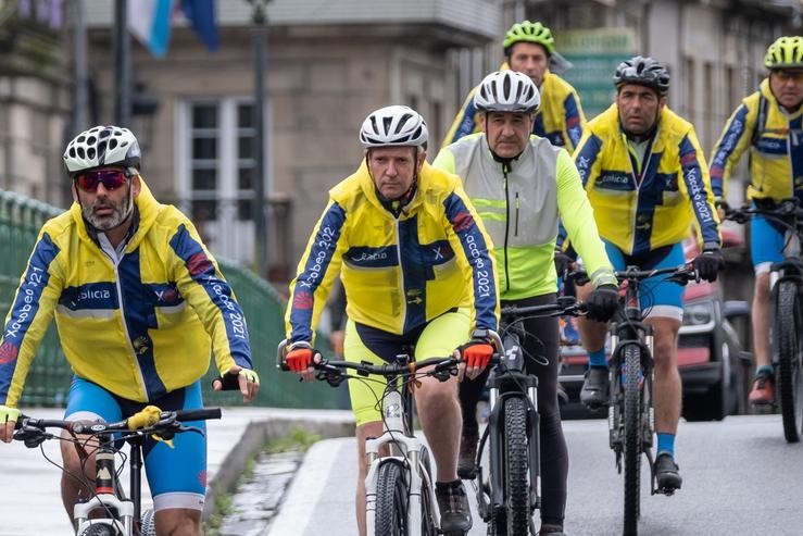 O presidente da Xunta, Alfonso Rueda, ao seu paso por Caldas de Reis mentres fai o Camiño en bicicleta. DAVID CABEZÓN / XUNTA / Europa Press