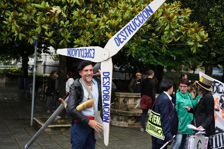 Unha persoa disfrazada durante unha marcha para protestar contra a implantación de polígonos eólicos, a 25 de xuño de 2022, en Santander, Cantabria, (España). Coa lema 