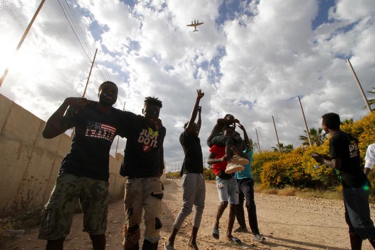 Un grupo de migrantes diríxese ao Centro Temporal de Inmigrantes (CETI), mentres celebran o salto do valo de Melilla, a 24 de xuño de 2022, en Melilla (España).. ANTONIO RUIZ - Europa Press