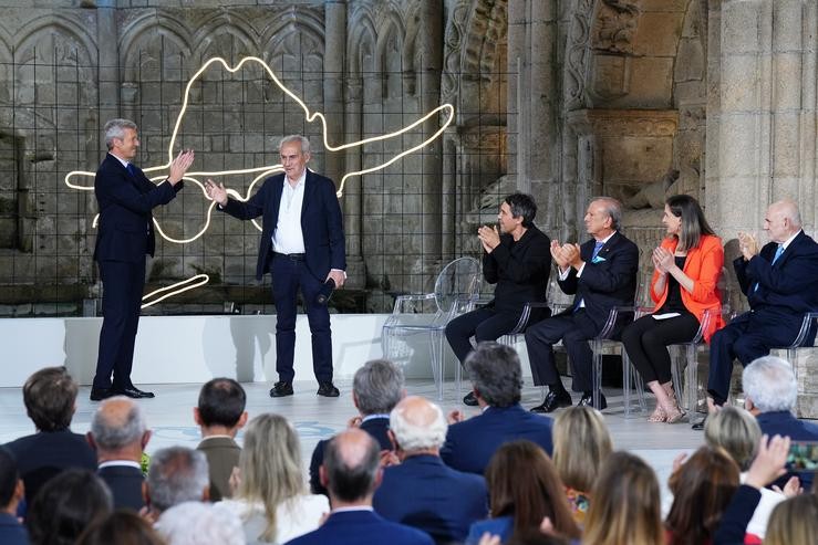 (I-D) O titular do goberno galego, Alfonso Rueda; o político nacionalista Camilo Nogueira; o chef Javi Oleiros; o presidente da Coral Polifónica O Eco, Carlos González-Garcés; a futbolista Joziane de Oliveira, e o xornalista Javier Sánchez de. Álvaro Ballesteros - Europa Press