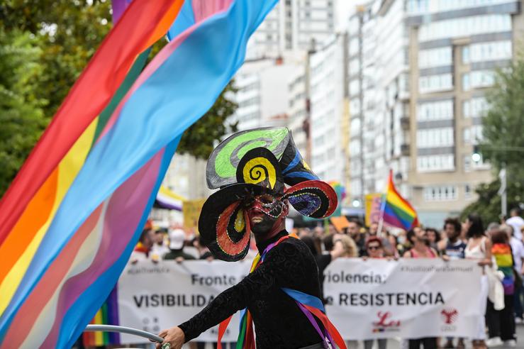 Unha persoa desfila durante a manifestación de 2022 do Orgullo LGTBI na Coruña 