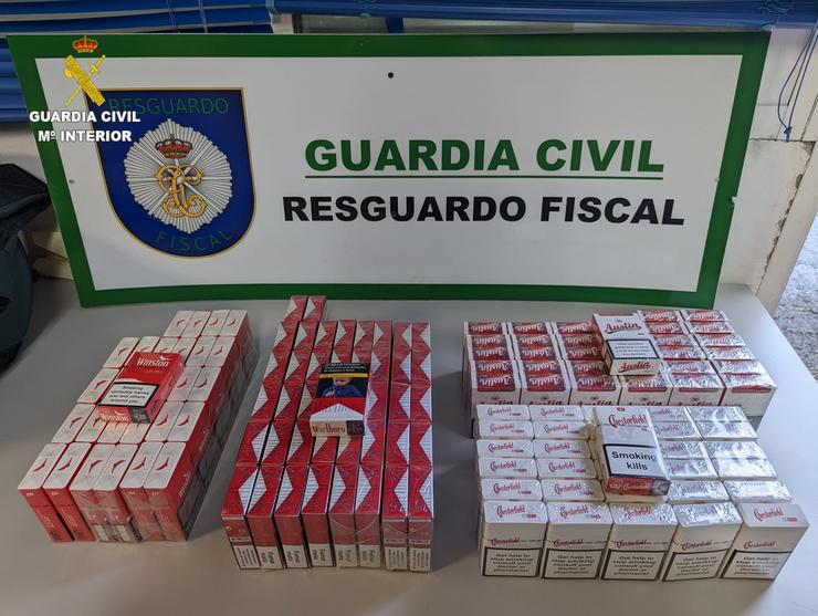 Un total de 136 paquetes de tabaco sen marcas fiscais intervidas pola Garda Civil nun establecemento en Ribeira (A Coruña).. GARDA CIVIL / Europa Press
