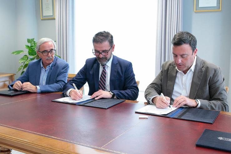 O presidente da Deputación da Coruña, Valentín González Formoso, e o alcalde de Ferrol, Anxo Mato, asinan un convenio de colaboración. DEPUTACIÓN DA CORUÑA / Europa Press
