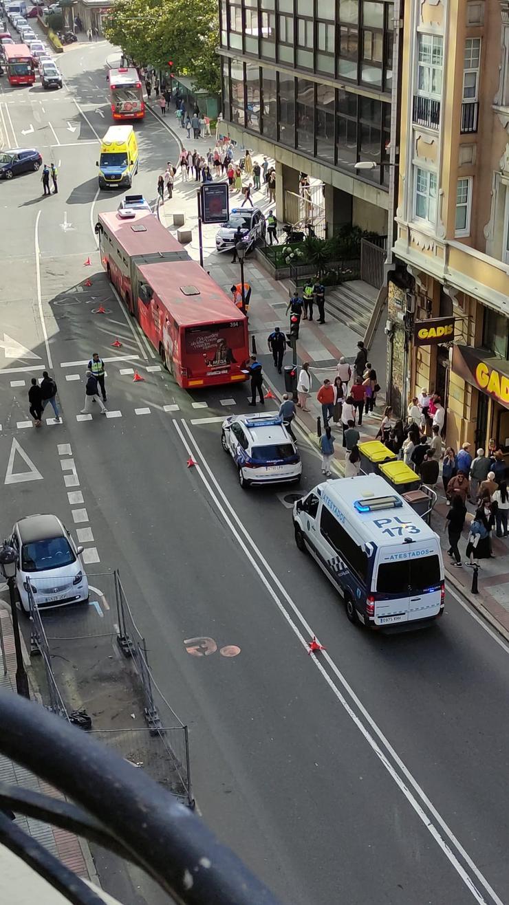 Atropelo dun autobús urbano a dúas persoas no centro da Coruña. 
