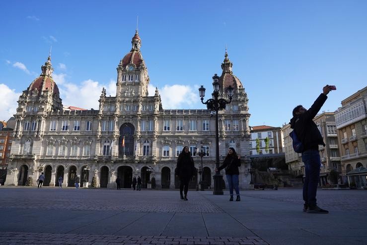 Un home fai un selfie na Praza de María Pita da Coruña, a 8 de abril de 2022, na Coruña. Álvaro Ballesteros - Europa Press - Arquivo
