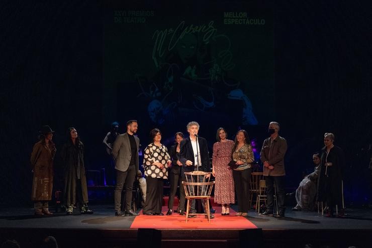 O equipo de 'Cigarreiras' recolle o premio a mellor espectáculo na gala dos XXVI Premios de Teatro María Casares, no Teatro Rosalía da Coruña. AAAG 