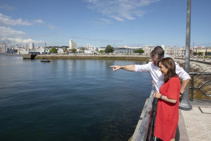 A alcaldesa da Coruña, Inés Rei, visitou o balizamento da zona de baño de Ou Parrote. ANDY PEREZ 