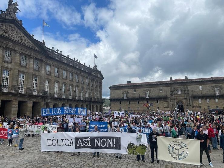 Manifestación convocada pola plataforma 'Eólica se, pero non así', na Praza do Obradoiro, Santiago de Compostela. 