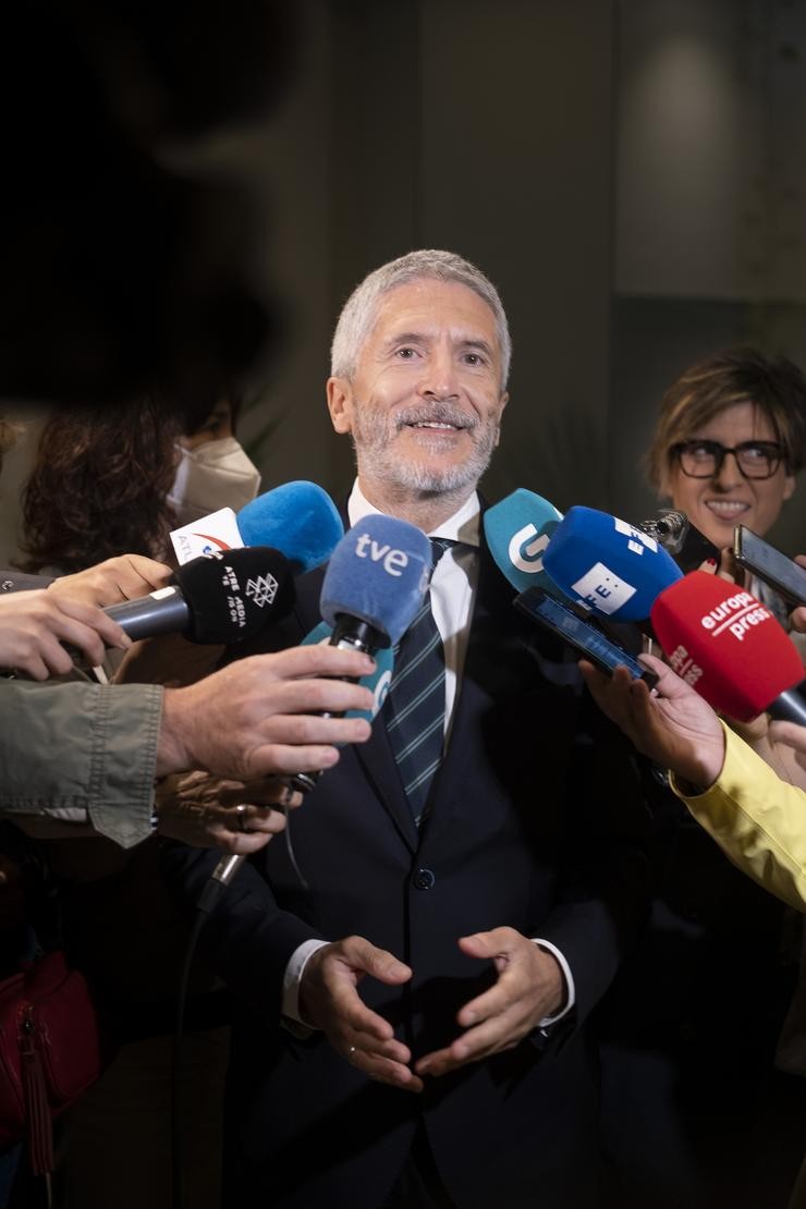 O ministro do Interior, Fernando Grande-Marlaska, en declaracións aos medios tras participar na inauguración da reunión de Ameripol, en Santiago de Compostela.. EUROPA PRESS - CÉSAR ARXINA / Europa Press