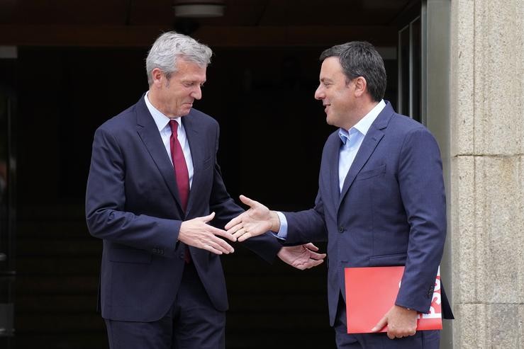 O presidente da Xunta de Galicia, Alfonso Rueda (esquerda), e o secretario xeral do PSdeG, Valentín González Formoso (d), saúdanse á súa chegada a unha reunión, a 6 de xuño de 2022, en Santiago de Compostela / Álvaro Ballesteros - Europa Press.