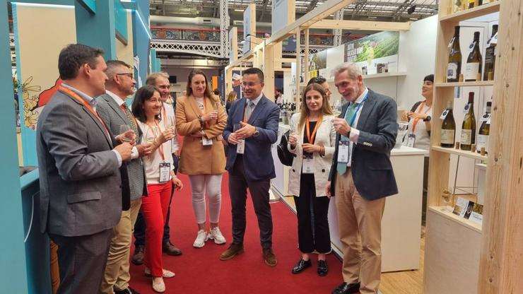 O conselleiro do Medio Rural, José González, visita a feira London Wine Fair 2022.. XUNTA DE GALICIA 