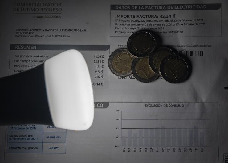 Unha lámpada reflicte o importe dunha factura o día en que o prezo da luz marcou un mínimo por primeira vez en dous meses, a 27 de decembro de 2021, en Madrid, (España).. Eduardo Parra - Europa Press - Arquivo