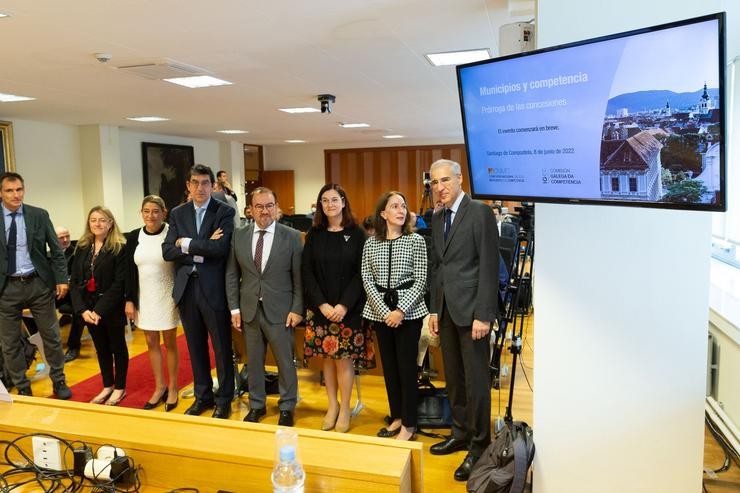 O vicepresidente primeiro e conselleiro de Economía, Francisco Conde, agarraches á charla da presidenta da Comisión Nacional dos Mercados e da Competencia (CNMC), Cani Fernández Vicién, na USC. XUNTA / Europa Press