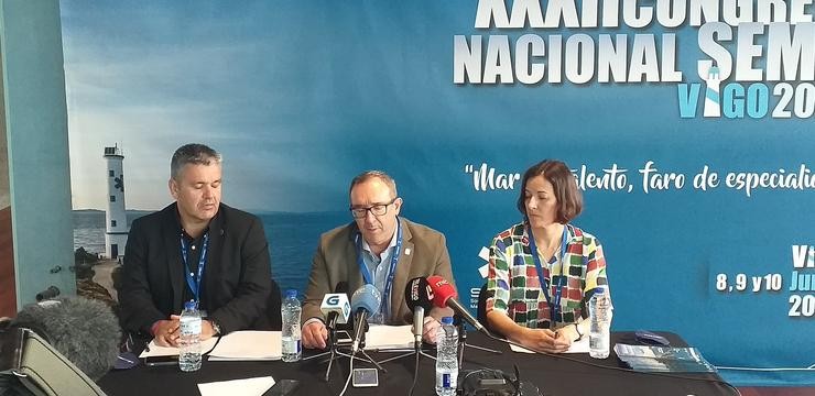 Os doutores Tato Vázquez Lima, José Manuel Fandiño e Maite Maza, na presentación do XXXII Congreso Nacional da Sociedade Española de Medicamento de Urxencias e Emerxencias (SEMES), que se celebra en Vigo do 8 ao 10 de xuño de 2022. 