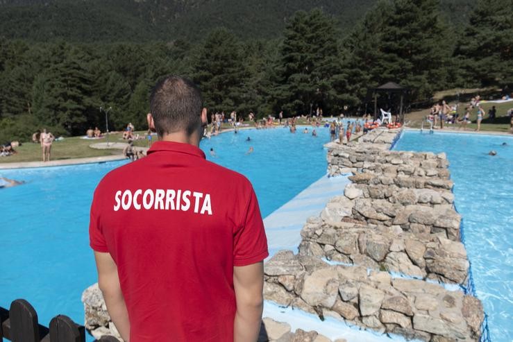 Arquivo - Un socorrista traballando nunha piscina da Comunidade de Madrid. Rafael Bastante - Europa Press - Arquivo 