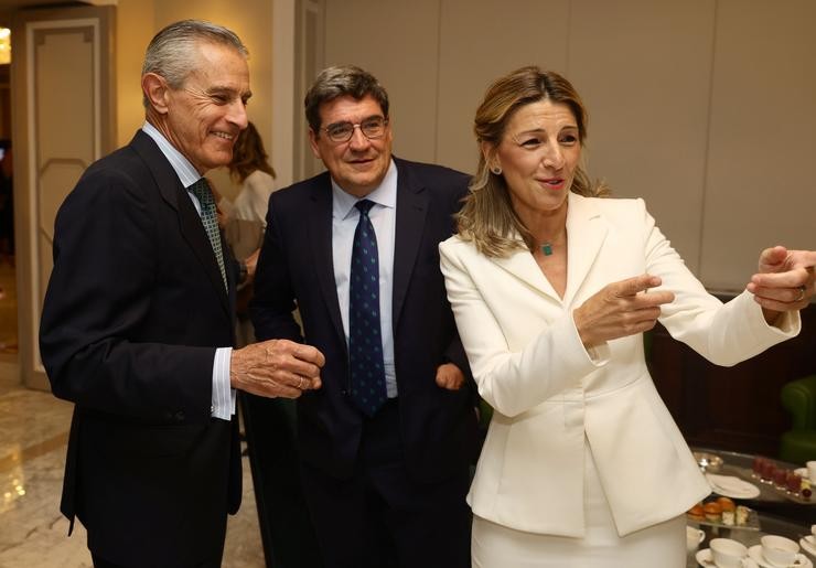 Arquivo - (I-D) O presidente de Europa Press, Agarrades Martín de Cabiedes; o ministro de Inclusión, Seguridade Social e Migracións, José Luís Escrivá; e a vicepresidenta segunda e ministra de Traballo, Yolanda Díaz, nun Almorzo Informativo de Europa Pres. Eduardo Parra - Europa Press - Arquivo