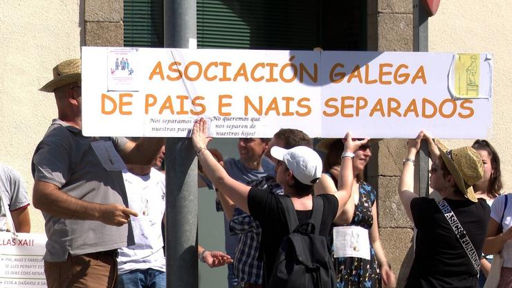 A Asociación Galega de Pais e Nais Separados concéntrase fronte ao xulgado de Arzúa (A Coruña). / Europa Press