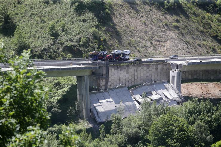 Arquivo - Un guindastre con vehículos circula pola zona de arriba de onde se desprendeu a parte dunha ponte, a 7 de xuño de 2022, en Veiga de Varcarce, León, Castela e León  (España). Parte do viaduto do Castro na A-6, en dirección Madrid, se. Carlos Castro - Europa Press - Arquivo