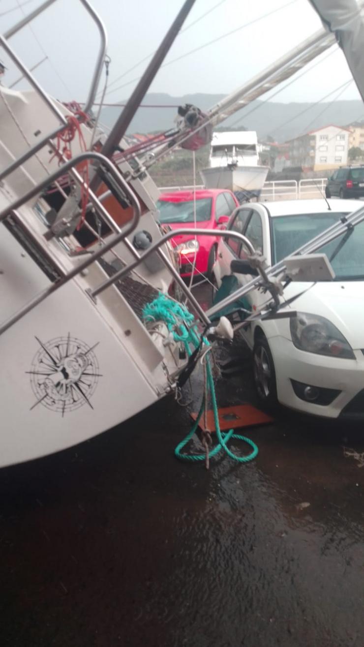 Embarcación derrubada por unha forte treboada en Lira, Carnota 