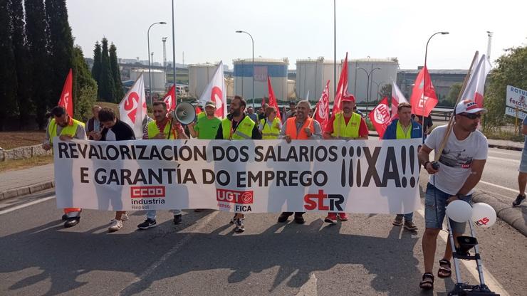 Traballadores de Repsol, concentrados nos arredores da refinaría da Coruña 