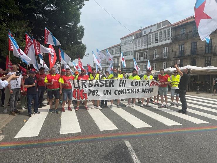 Traballadores de Urbaser Santiago maniféstanse por 'un convenio digno'. 