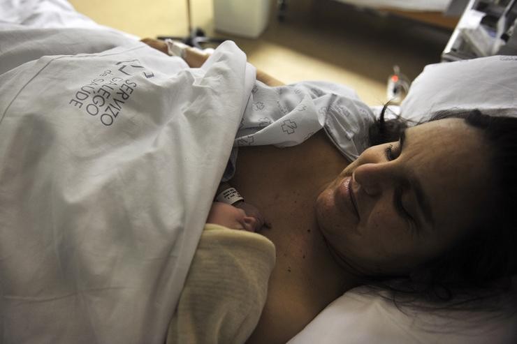 Arquivo - María José Martínez Do Santos pousa co seu fillo recentemente nado, o primeiro bebé no reaberto paritorio de Verín (Ourense) o 6 de febreiro de 2020. Rosa Veiga - Europa Press - Arquivo / Europa Press