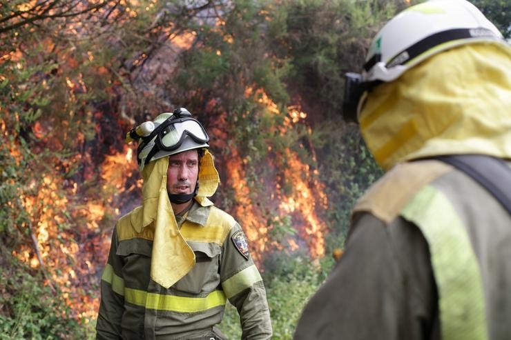 Axentes das Brigadas de Reforzo en Incendios Forestais (BRIF) realiza labores de extinción nas inmediacións dun incendio, a 15 de xullo de 2022, en Samos, Lugo, Galicia (España). A Consellería do Medio Rural decretou a alerta por proximid. Carlos Castro - Europa Press / Europa Press