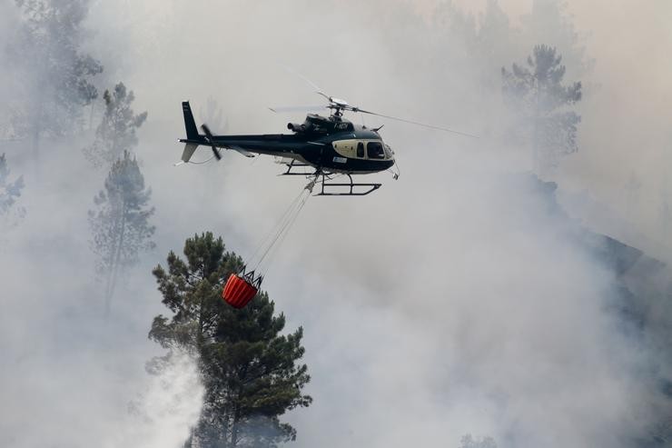Un helicóptero sobrevoa un incendio, a 15 de xullo de 2022, en Quiroga, Lugo, Galicia / Carlos Castro - Europa Press / Europa Press