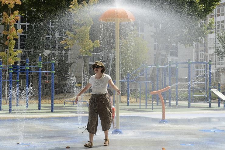 Unha muller refréscase nuns chorros dun parque.. Rosa Veiga - Europa Press 