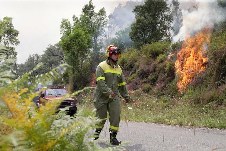 Un axente do BRIF durante os labores de extinción dun incendio na provincia de Lugo.. Carlos Castro - Europa Press / Europa Press