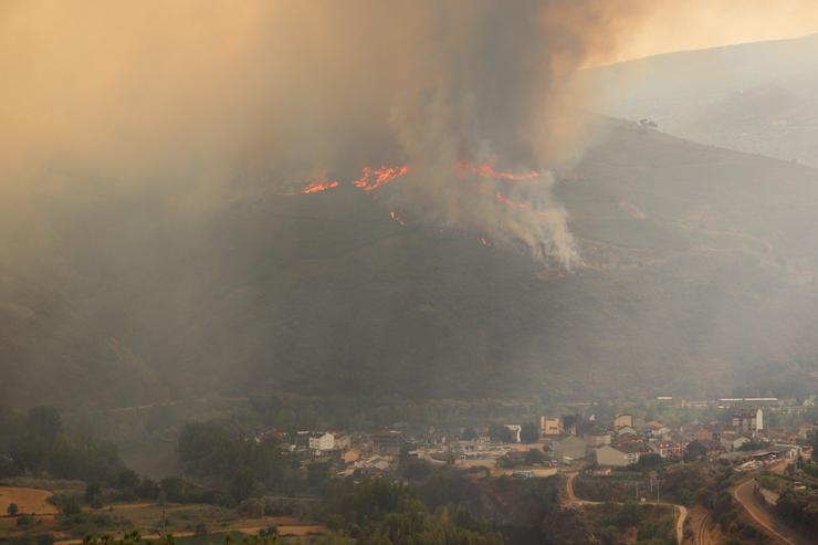 O incendio de Carballeda de Valdeorras entra no municipio do Barco de Valdeorras.. CEDIDA - NEREA FERNÁNDEZ