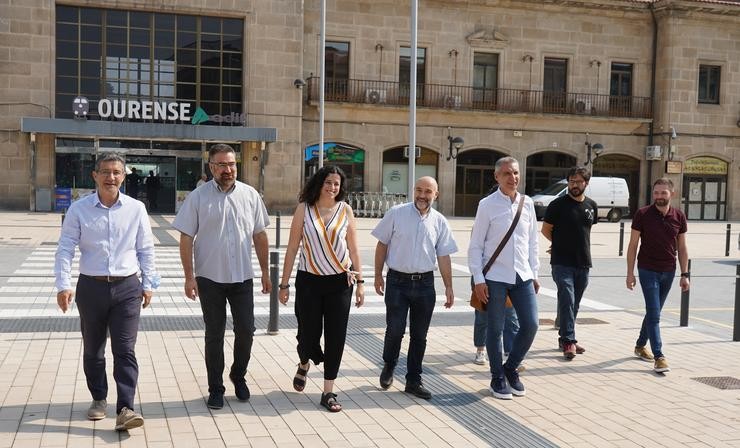 Membros do BNG na estación de tren de Ourense 