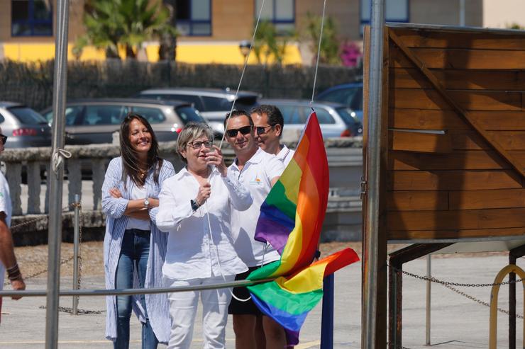 Quintana participa no izado da bandeira LGTBI no porto deportivo de San Vicente, no Grove / Xunta de Galicia.