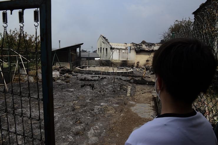 Un veciño observa unha zona de vivendas afectadas polo lume, a 18 de xullo de 2022, no Barco de Valdeorras, Ourense.. Rosa Veiga - Europa Press / Europa Press