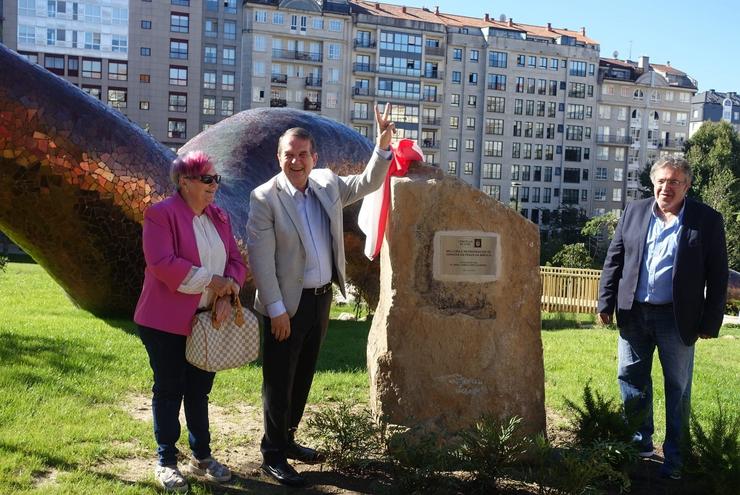O alcalde de Vigo, Abel Caballero (centro), xunto ao concelleiro Javier Pardo, e a unha veciña, na inauguración da reforma da Praza dá Miñoca.. CONCELLO DE VIGO / Europa Press