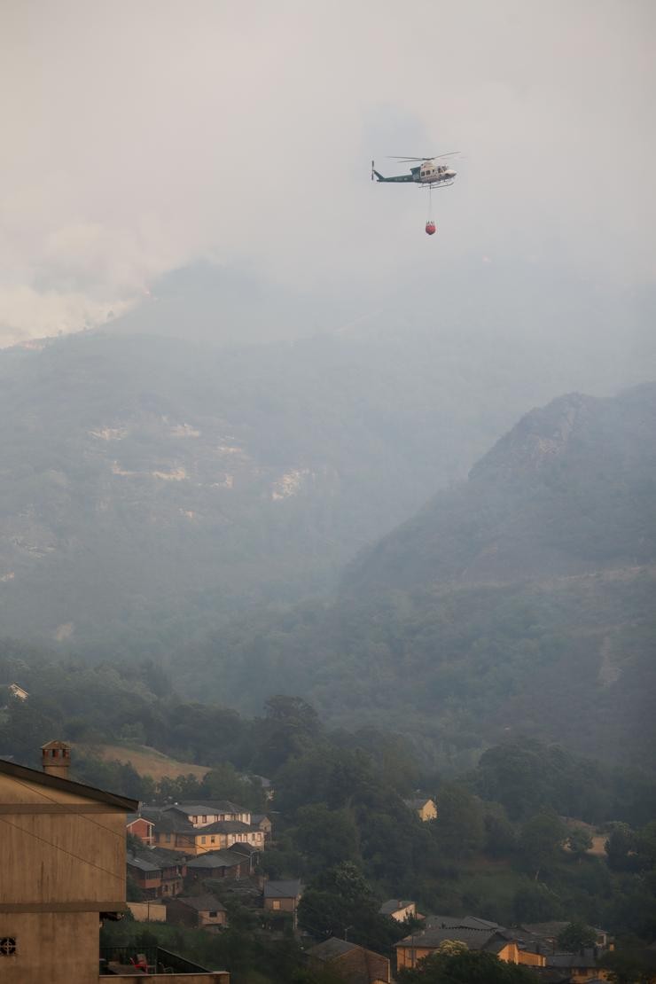 Un helicóptero traballa na extinción do incendio de Folgoso do Courel, a 18 de xullo de 2022, en Folgoso do Courel, Lugo, Galicia (España). A superficie arrasada polos principais incendios rexistrados en Galicia xa supera as 9.000 hectáreas, segundo. Carlos Castro - Europa Press