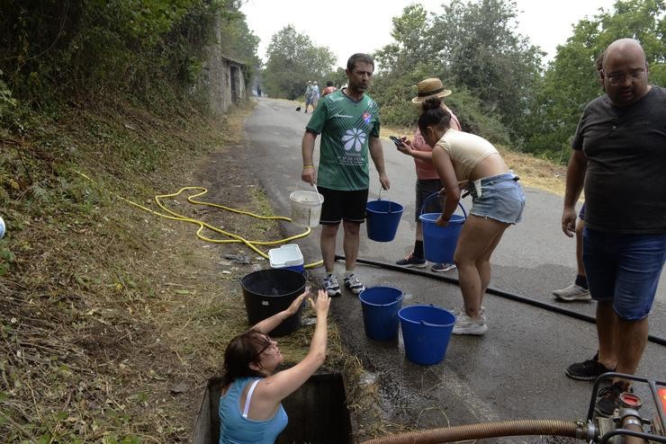 Veciños preparan cubos de auga para traballar na extinción do incendio no Barco.. Rosa Veiga - Europa Press