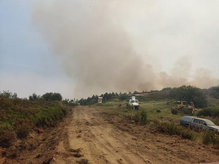 Brigadas heliotransportadas de bombeiros forestais chegando en helicóptero para loitar contra os incendios do Val da Seara, a Lagoa de Lucenza e a Devesa da Rogueira / remitida