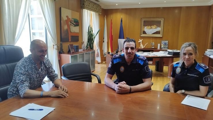 O alcalde do Porriño, Alejandro Lorenzo, recibe a dous axentes que salvaron a vida a un home infartado. CONCELLO DO PORRIÑO / Europa Press
