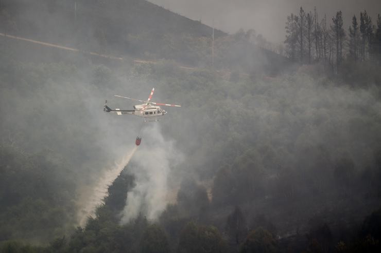 Un helicóptero traballa nos labores de extinción dun incendio, a 18 de xullo de 2022, na Pobra do Brollón, Lugo. Carlos Castro - Europa Press