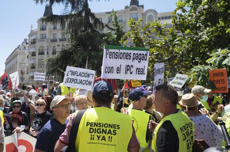 Arquivo - Varios pensionistas de plataformas e movementos de pensionistas a nivel estatal con carteis durante unha concentración fronte ao Congreso dos Deputados, a 9 de xuño de 2022, en Madrid. Alberto Ortega - Europa Press - Arquivo