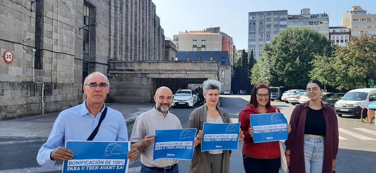O BNG e a Plataforma de usuarios de trens Media Distancia e Avant reclaman na estación de ferrocarril da Coruña a bonificación ao 100% dos trens Avant. BNG / Europa Press
